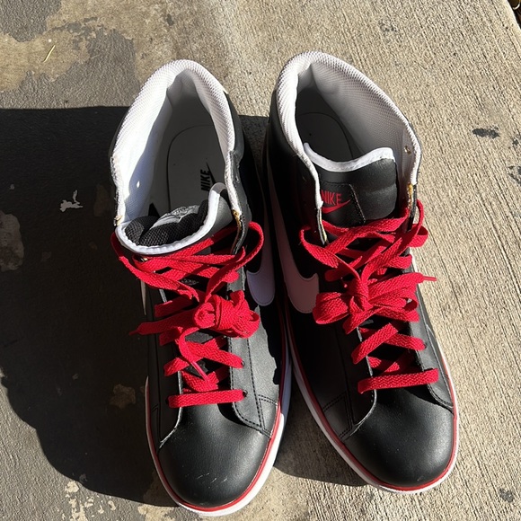 nike high top sneakers NWT black with red and white size 12 - Picture 8 of 8